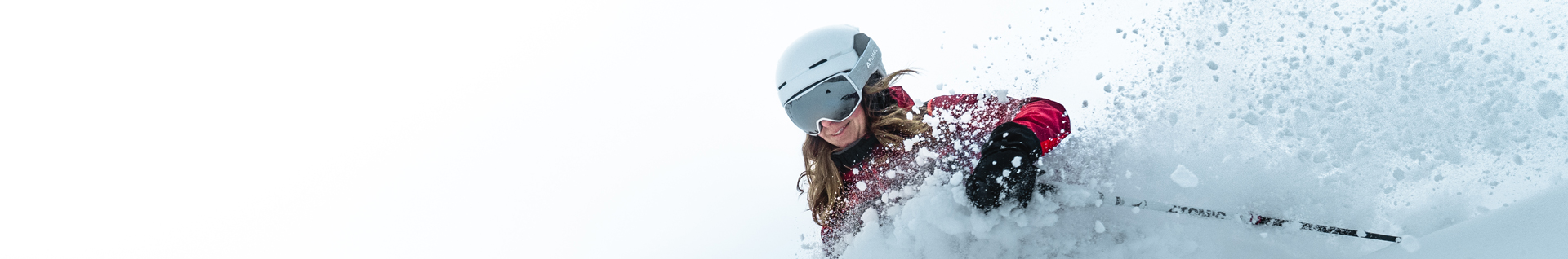 Skieuse dans une bordée de neige