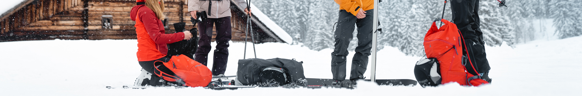 Skieurs avec leurs équipements